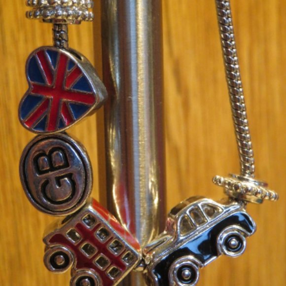 English CHARMS Bracelet Taxi Bus Union Jack Small/Medium (76J) - Picture 4 of 5
